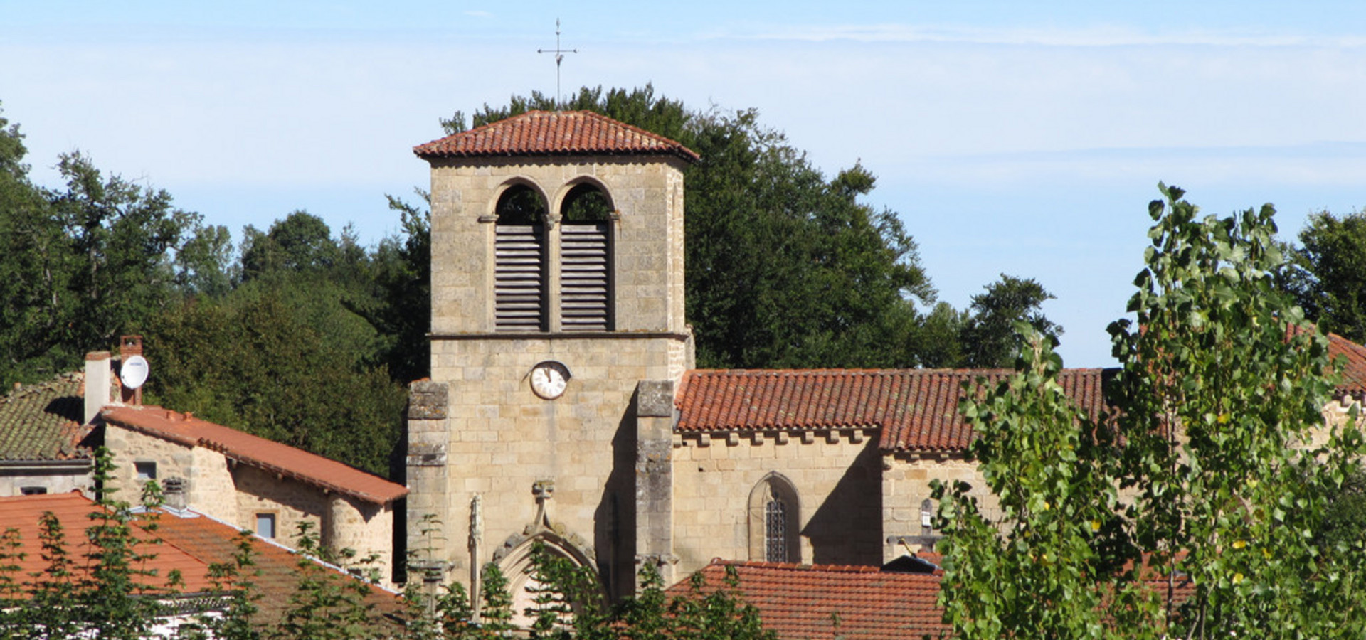 Ceilloux centre Bourg vue sur l'&eacute;glise Notre Dame de l'Assomption